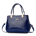 Elegante borsa a mano in pelle verniciata coccodrillo, grande borsa a tracolla chic. - L24 P11,5 A20,5 / Blu