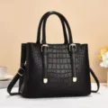 Borsa a tracolla nera in ecopelle con motivo pietra, grande capacità per lavoro e tempo libero. - Nero