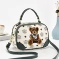 Moderna bolsa de hombro para mujer de cuero PU con diseño de oso de peluche lindo - Blanco y Verde