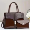 Primo piano dettagliato della borsa donna in pelle verniciata marrone con patta. - Caffè
