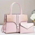Elegante set di borse da donna rosa con patta in coccodrillo e pochette coordinata. - Rosa