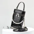 Borsa a mano nera in pelle verniciata coccodrillo con perle e cerniera lampo elegante. - Nero