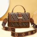 Elegante borsa a tracolla marrone da donna con manico superiore e ampia tracolla stampata. - Rombo Caffè