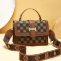 Borsa a tracolla quadrata piccola a quadri marroni con cinturino largo, borsa retrò di tendenza dettaglio. - Stile Lettera