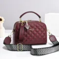 Borsa a tracolla matelassè bordeaux con ampia tracolla geometrica e manico elegante - Borgogna