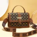 Élégant petit sac à bandoulière imprimé avec sangle large et design patchwork tendance. - Style Petite Fleur