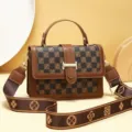 Vista dettagliata della borsa a mano marrone vintage a quadretti con tracolla e motivo. - Caffè a Scacchi