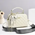 Borsa a tracolla trapuntata in elegante pelle PU bianca con ampia tracolla a motivi bianchi e neri. - Bianco avorio