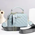 Borsa a mano trapuntata azzurra con tracolla larga e ciondoli chic per le donne. - Celeste