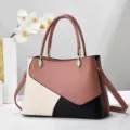 Vista dettagliata della borsa a mano bicolore in pelle con comodi manici doppi resistenti. - 28x12x29cm / Rosa