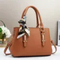 Elegante borsa da donna in pelle marrone con foulard chic, ideale per il lavoro quotidiano. - Giallo ocra