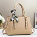 Vista dettagliata della borsa tote in pelle beige con foulard stampato chic e accessori metallici. - Kaki