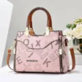 Vista dettagliata della borsa da donna rosa patchwork con eleganti stampe di lettere. - Rosa