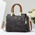 Vista dettagliata della borsa a mano da donna in pelle PU con stampa monogram. - Caffè e Giallo