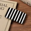 Pinza para el pelo de acetato a rayas blancas y negras, diseno geometrico muy elegante. - Cuadrado a Rayas Negras