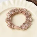 Coletero de tela marrón con conector de cuentas, elegante cinta elástica plisada para el pelo. - Albaricoque Nude