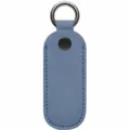 Funda protectora de cuero para memoria USB con anillo metálico y cierre de botón. - Azul
