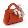 Scatola regalo in pelle arancione stile borsetta scatola di caramelle nuziali con foulard di seta. - Arancione