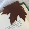 Segnalibro in vera pelle a forma di foglia d'acero, angolo di libro vintage fatto a mano. - 7.8*7cm / Marrone