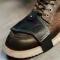 Primer plano del protector de botas de moto de cuero, almohadilla de cambio resistente. - Negro