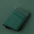 Vue détaillée d'un étui porte-cartes pop-up en aluminium vert foncé et portefeuille minimaliste. - Porte-Cartes Vert Boîte Noire