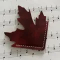 Segnalibro d'angolo in pelle a forma di foglia d'acero, cancelleria vintage per libri. - 7.8*7cm / rosso-marrone