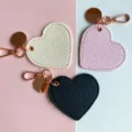 Portachiavi in ecopelle PU a forma di cuore con parti in oro rosa in bianco, rosa e nero. - Rosa