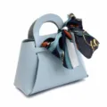 Mini borsa in pelle blu scatola di caramelle con elegante foulard di seta, perfetto per nozze. - Blu