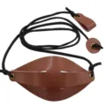 Tasca per fionda in pelle marrone con cordino nero e occhielli per sport all'aperto. - Marrone 02