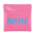 Detailweergave van het roze PU lederen tasje met MAHJ print en metalen veersluiting. - Rozerood