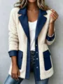 Gedetailleerd overzicht van dames fleece vestjas met contrasterende revers en praktische zakken. - Marineblauw
