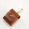 Funda protectora de cuero PU marrón para auriculares inalámbricos con gancho dorado y botón. - Marrón