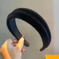 Diadema ancha de terciopelo negro para mujer, accesorio de pelo acolchado y elegante. - Negro