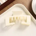 Pinza de pelo cuadrada mate color crema, diseño minimalista elegante para peinados diarios. - Pinza de Pelo Blanco Roto Brillante