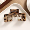 Moderna pinza de pelo cuadrada con estampado leopardo Maillard mate, pinza tiburón PC. - Pinza de Pelo Leopardo Claro Brillante