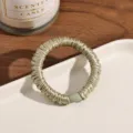 coletero de raso plisado con detalle de abalorio verde, elastico de pelo elegante para uso diario. - Verde