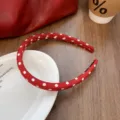 Vista detallada de diadema de esponja de lunares rojos, aro de pelo retro ancho para estilo vintage - 1.5cm / Rojo