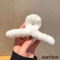 Pinza de pelo de peluche blanco para mujer, gran accesorio de pelo de invierno de 13cm - 13cm / Blanco