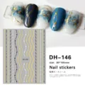Gedetailleerd overzicht van 3D goud en zwarte lijnen nagelkunststickers met elegante display. - DH-146
