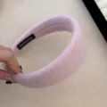 Diadema ancha de fieltro de lana rosa claro, textura de felpa suave, accesorio elegante SKU. - Diadema Rosa