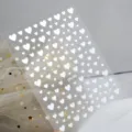 Detailopname van 3D witte hartjes nail art stickers met transparante klevende vellen. - DH-540 / Wit