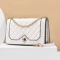Borsa a tracolla trapuntata bianca chic con catena dorata, elegante borsa da donna. - Bianco avorio