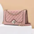 Chic rosa gesteppte Ketten Umhängetasche für Damen elegante Schultertasche mit Metallschnalle. - Altrosa