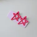 Vista detallada de horquillas de estrella rosa en tarjeta, accesorio bonito para uso diario. - 2 unidades/paquete / Rosa Fucsia