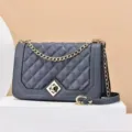 Borsa a tracolla trapuntata grigia da donna con catena dorata, elegante variante alla moda. - Blu