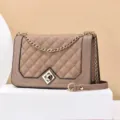 Schick stepptasche mit kette für damen, modische umhängetasche in khaki mit goldenen beschlägen. - Khaki