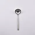 Cucchiaio in acciaio inossidabile con manico testurizzato, lungo 20,7cm, largo 6cm, peso 85,7g. - Schiumarola