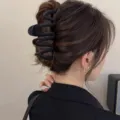 Pince à cheveux ondulée noire mate pour femmes, griffe de cheveux géométrique élégante. - 10.5cm / Noir mat