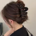 Pince à cheveux ondulée noire élégante pour femme, accessoire de coiffure design unique chic. - 10.5cm / Noir Brillant