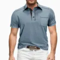 Detailansicht des hellblauen Herren Kurzarm Poloshirts mit Kontrastbesatz und Brusttasche. - S / Oberteile / Hellblau Kontrast (XT03-AL3-DXPOLO-12)